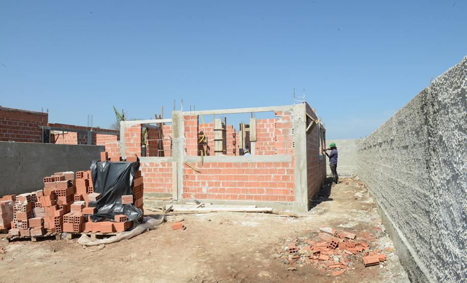 A Cohapar iniciou a venda de 47 novas moradias populares em Piraquara. As unidades fazem parte do Residencial Parque das Águas, que está com 26% do cronograma de obras concluído e deverá ser entregue aos futuros moradores no primeiro semestre de 2020.