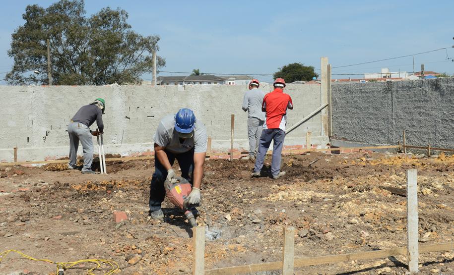 A Cohapar iniciou a venda de 47 novas moradias populares em Piraquara. As unidades fazem parte do Residencial Parque das Águas, que está com 26% do cronograma de obras concluído e deverá ser entregue aos futuros moradores no primeiro semestre de 2020.