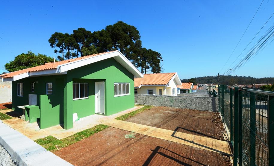 A Cohapar iniciou a venda de 47 novas moradias populares em Piraquara. As unidades fazem parte do Residencial Parque das Águas, que está com 26% do cronograma de obras concluído e deverá ser entregue aos futuros moradores no primeiro semestre de 2020.