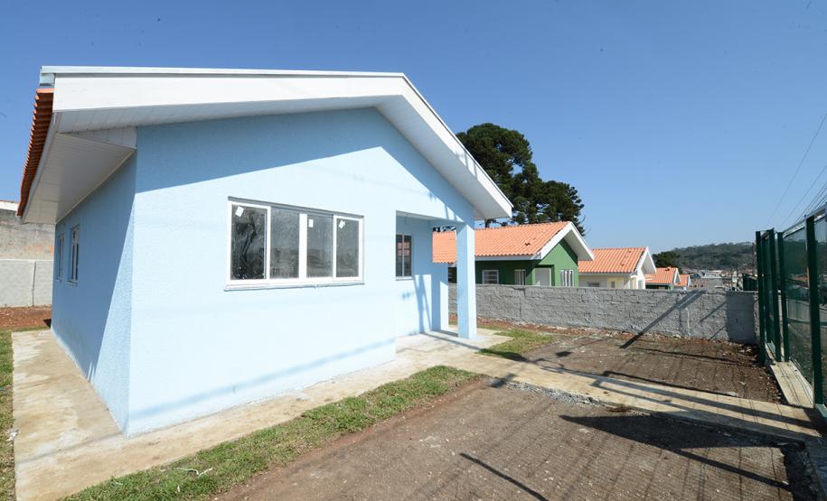 A Cohapar iniciou a venda de 47 novas moradias populares em Piraquara. As unidades fazem parte do Residencial Parque das Águas, que está com 26% do cronograma de obras concluído e deverá ser entregue aos futuros moradores no primeiro semestre de 2020.