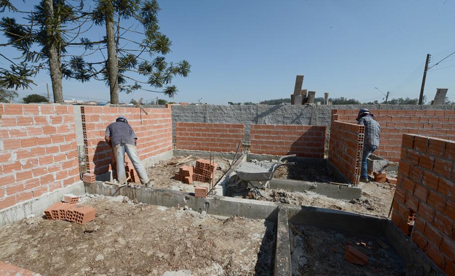 A Cohapar iniciou a venda de 47 novas moradias populares em Piraquara. As unidades fazem parte do Residencial Parque das Águas, que está com 26% do cronograma de obras concluído e deverá ser entregue aos futuros moradores no primeiro semestre de 2020.