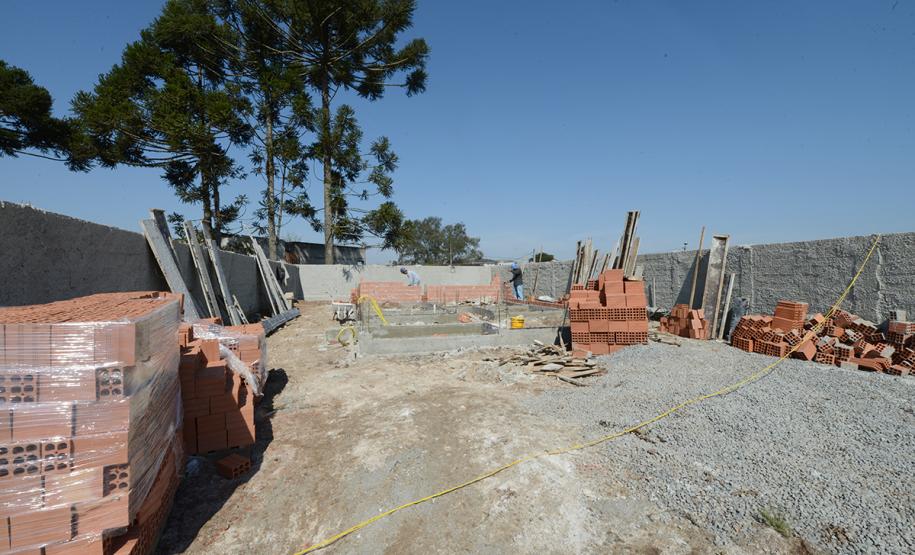 A Cohapar iniciou a venda de 47 novas moradias populares em Piraquara. As unidades fazem parte do Residencial Parque das Águas, que está com 26% do cronograma de obras concluído e deverá ser entregue aos futuros moradores no primeiro semestre de 2020.
