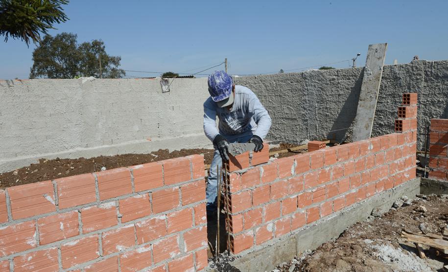 A Cohapar iniciou a venda de 47 novas moradias populares em Piraquara. As unidades fazem parte do Residencial Parque das Águas, que está com 26% do cronograma de obras concluído e deverá ser entregue aos futuros moradores no primeiro semestre de 2020.