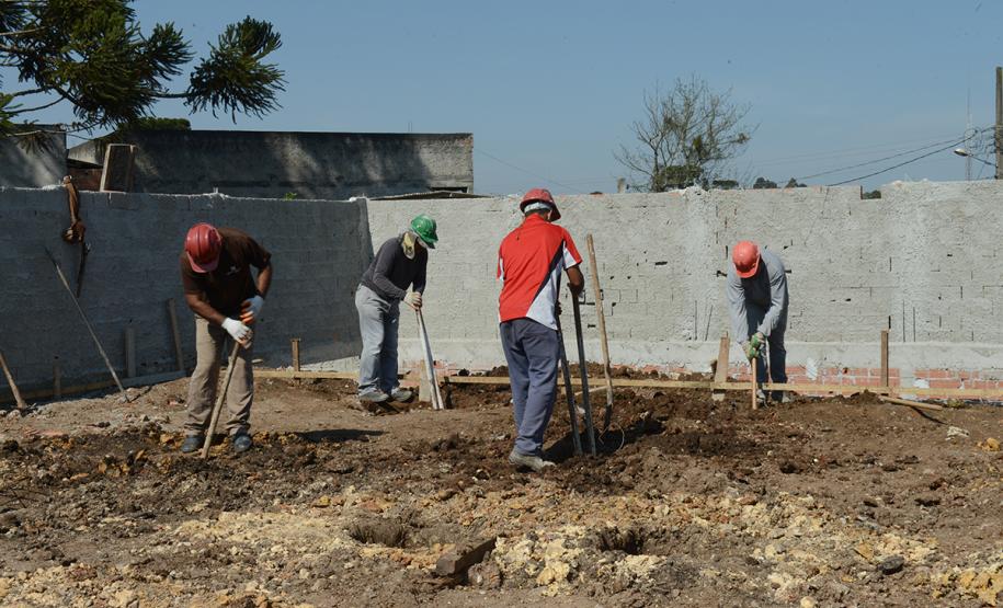 A Cohapar iniciou a venda de 47 novas moradias populares em Piraquara. As unidades fazem parte do Residencial Parque das Águas, que está com 26% do cronograma de obras concluído e deverá ser entregue aos futuros moradores no primeiro semestre de 2020.