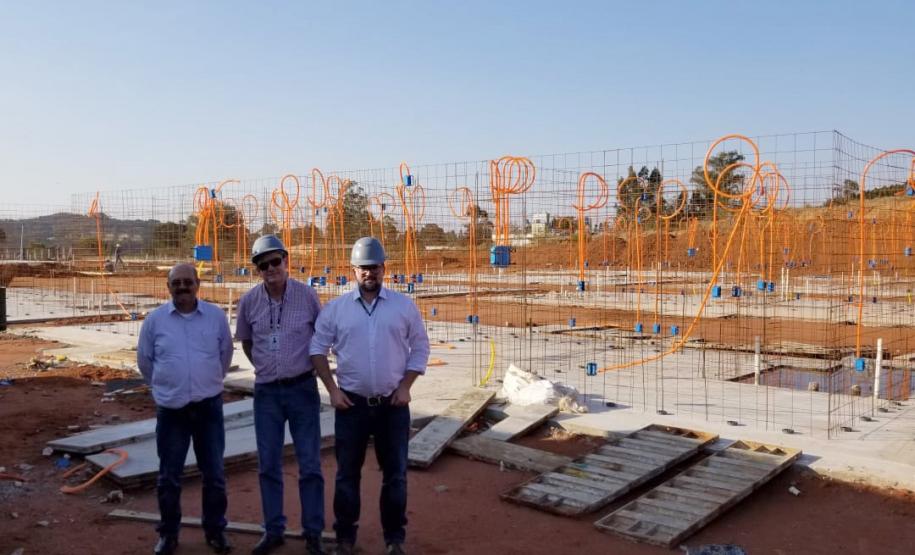Representantes da Cohapar estiveram em Jaguariaíva nesta quarta-feira (11) vistoriando as obras do primeiro conjunto habitacional do programa Viver Mais de todo o Paraná. O empreendimento é voltado ao atendimento da população idosa do município e está recebendo R$ 3,8 milhões me investimentos do Governo do Estado, em parceria com a prefeitura.
