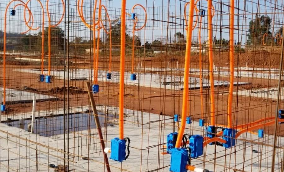 Representantes da Cohapar estiveram em Jaguariaíva nesta quarta-feira (11) vistoriando as obras do primeiro conjunto habitacional do programa Viver Mais de todo o Paraná. O empreendimento é voltado ao atendimento da população idosa do município e está recebendo R$ 3,8 milhões me investimentos do Governo do Estado, em parceria com a prefeitura.