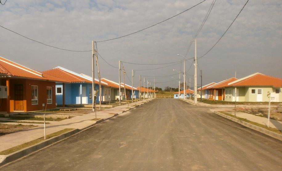 Faltam poucos detalhes para que o Residencial Santo Antônio da Platina II, com 128 casas populares, seja concluído na cidade. Nesta quarta-feira (11), técnicos da Cohapar estiveram no local das obras verificando os últimos trabalhos que estão sendo realizados para a conclusão do empreendimento, que recebeu R$ 13 milhões de investimentos do poder público.