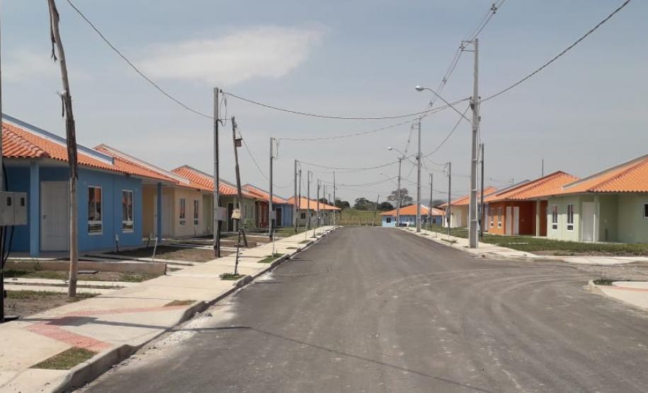 Faltam poucos detalhes para que o Residencial Santo Antônio da Platina II, com 128 casas populares, seja concluído na cidade. Nesta quarta-feira (11), técnicos da Cohapar estiveram no local das obras verificando os últimos trabalhos que estão sendo realizados para a conclusão do empreendimento, que recebeu R$ 13 milhões de investimentos do poder público.