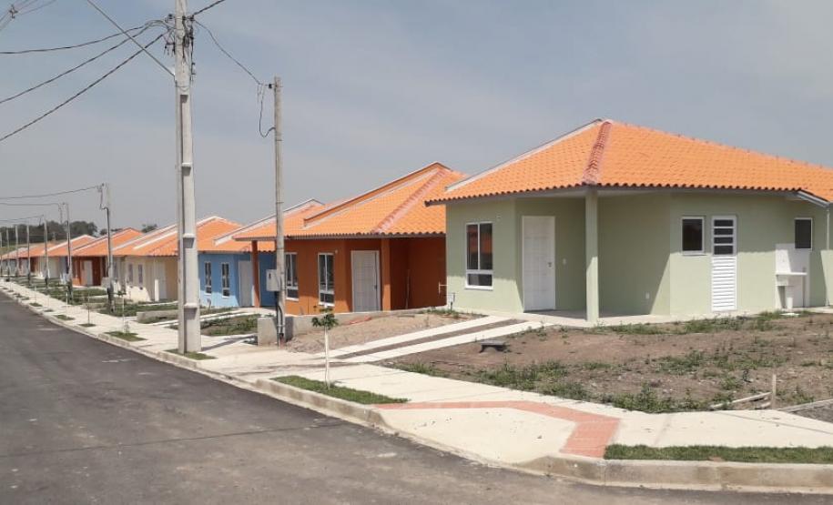 Faltam poucos detalhes para que o Residencial Santo Antônio da Platina II, com 128 casas populares, seja concluído na cidade. Nesta quarta-feira (11), técnicos da Cohapar estiveram no local das obras verificando os últimos trabalhos que estão sendo realizados para a conclusão do empreendimento, que recebeu R$ 13 milhões de investimentos do poder público.