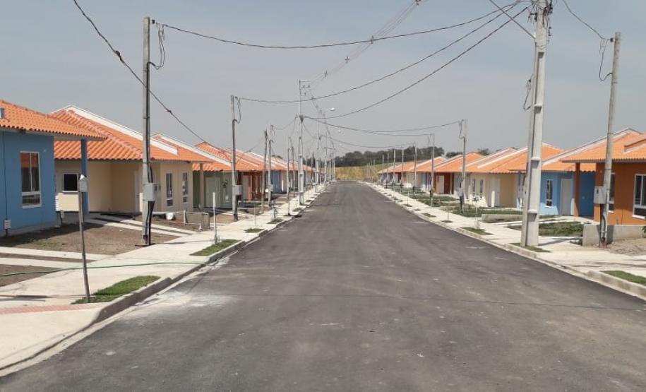 Faltam poucos detalhes para que o Residencial Santo Antônio da Platina II, com 128 casas populares, seja concluído na cidade. Nesta quarta-feira (11), técnicos da Cohapar estiveram no local das obras verificando os últimos trabalhos que estão sendo realizados para a conclusão do empreendimento, que recebeu R$ 13 milhões de investimentos do poder público.
