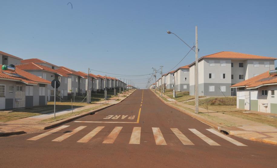 Diante do aperto nas contas públicas, o governo decidiu deixar de arcar com a parcela de subsídio que destinava a empreendimentos das faixas 1,5 e 2 do programa Minha Casa Minha Vida. Portaria assinada na terça-feira (10) pelo ministro do Desenvolvimento Regional, Gustavo Canuto, autoriza que o benefício seja 100% bancado pelo FGTS (Fundo de Garantia do Tempo de Serviço), que reúne recursos acumulados compulsoriamente pelos trabalhadores.