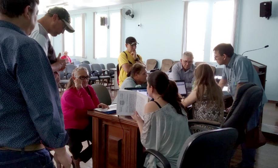 Cohapar orienta moradores de Pitanga sobre processo de escrituração de imóveis Cerca de 350 moradores de Pitanga participaram nesta quarta-feira (11) de uma reunião organizada pela Cohapar para explicar os detalhes do programa de Escrituração Direta da empresa. O grupo é formado por mutuários, compradores ou pessoas que residem há mais de cinco anos em imóveis financiados pela companhia na cidade, na região Central do Paraná, e que poderão obter a escritura de suas propriedades com custos reduzidos em mais facilidade.