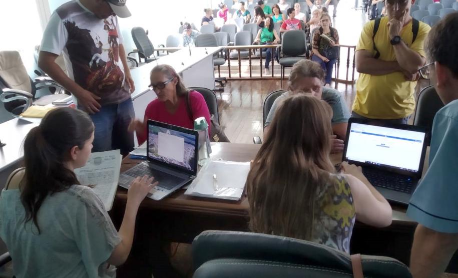 Cohapar orienta moradores de Pitanga sobre processo de escrituração de imóveis Cerca de 350 moradores de Pitanga participaram nesta quarta-feira (11) de uma reunião organizada pela Cohapar para explicar os detalhes do programa de Escrituração Direta da empresa. O grupo é formado por mutuários, compradores ou pessoas que residem há mais de cinco anos em imóveis financiados pela companhia na cidade, na região Central do Paraná, e que poderão obter a escritura de suas propriedades com custos reduzidos em mais facilidade.