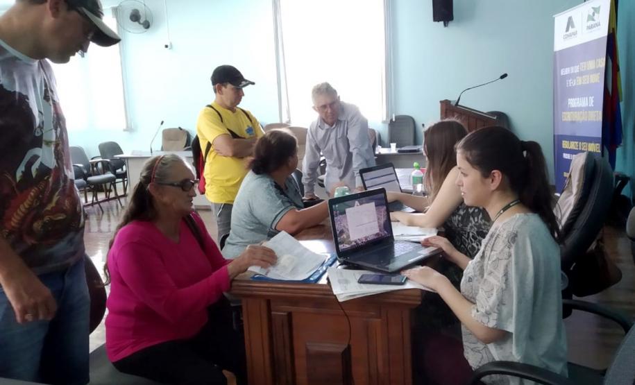 Cohapar orienta moradores de Pitanga sobre processo de escrituração de imóveis Cerca de 350 moradores de Pitanga participaram nesta quarta-feira (11) de uma reunião organizada pela Cohapar para explicar os detalhes do programa de Escrituração Direta da empresa. O grupo é formado por mutuários, compradores ou pessoas que residem há mais de cinco anos em imóveis financiados pela companhia na cidade, na região Central do Paraná, e que poderão obter a escritura de suas propriedades com custos reduzidos em mais facilidade.