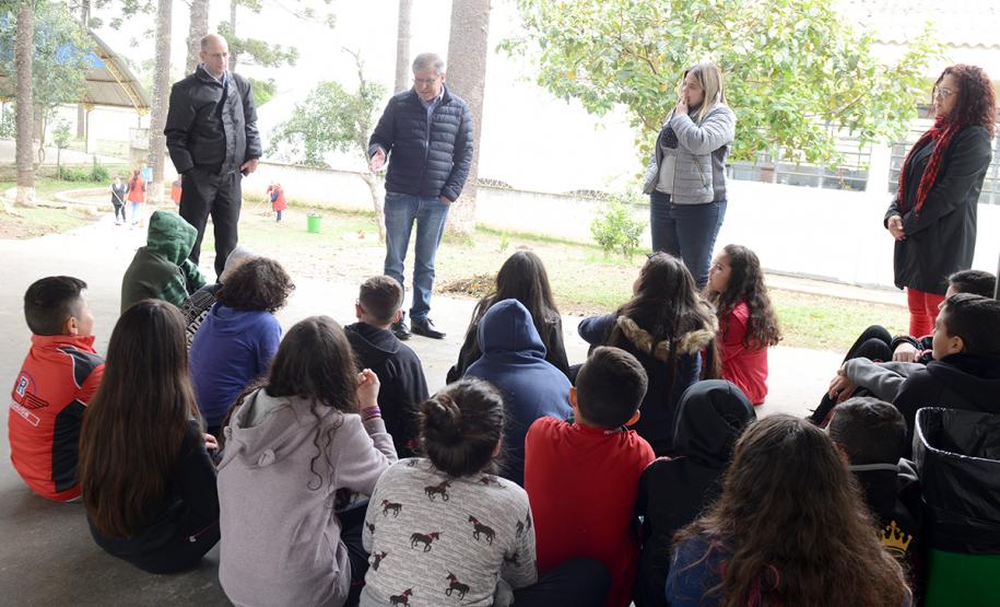 O presidente da Cohapar, Jorge Lange, participou nesta segunda-feira (23) do plantio de mudas de pitangueiras junto com alunos do Colégio Estadual Arnaldo Faivro Busato, em Pinhais. O ato simbólico faz parte de uma série de ações em alusão ao programa Paraná Mais Verde, que consiste no plantio de 413 mil mudas nativas nos 399 municípios paranaenses.