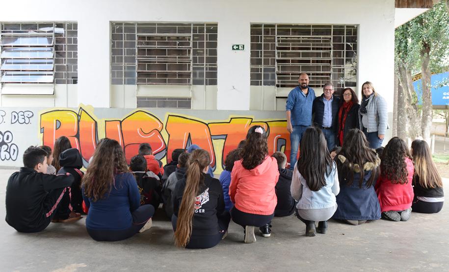 O presidente da Cohapar, Jorge Lange, participou nesta segunda-feira (23) do plantio de mudas de pitangueiras junto com alunos do Colégio Estadual Arnaldo Faivro Busato, em Pinhais. O ato simbólico faz parte de uma série de ações em alusão ao programa Paraná Mais Verde, que consiste no plantio de 413 mil mudas nativas nos 399 municípios paranaenses.