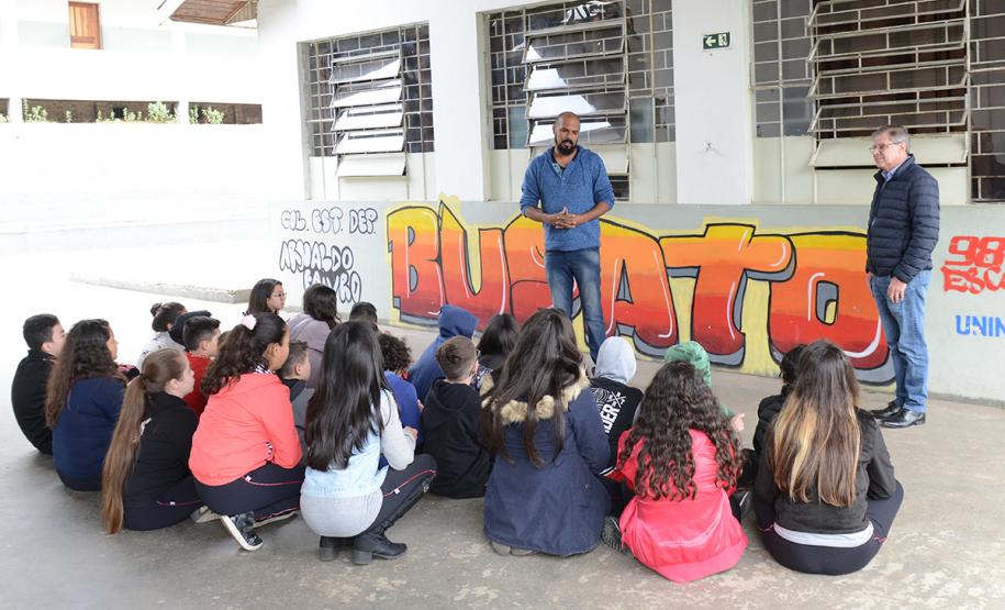 O presidente da Cohapar, Jorge Lange, participou nesta segunda-feira (23) do plantio de mudas de pitangueiras junto com alunos do Colégio Estadual Arnaldo Faivro Busato, em Pinhais. O ato simbólico faz parte de uma série de ações em alusão ao programa Paraná Mais Verde, que consiste no plantio de 413 mil mudas nativas nos 399 municípios paranaenses.
