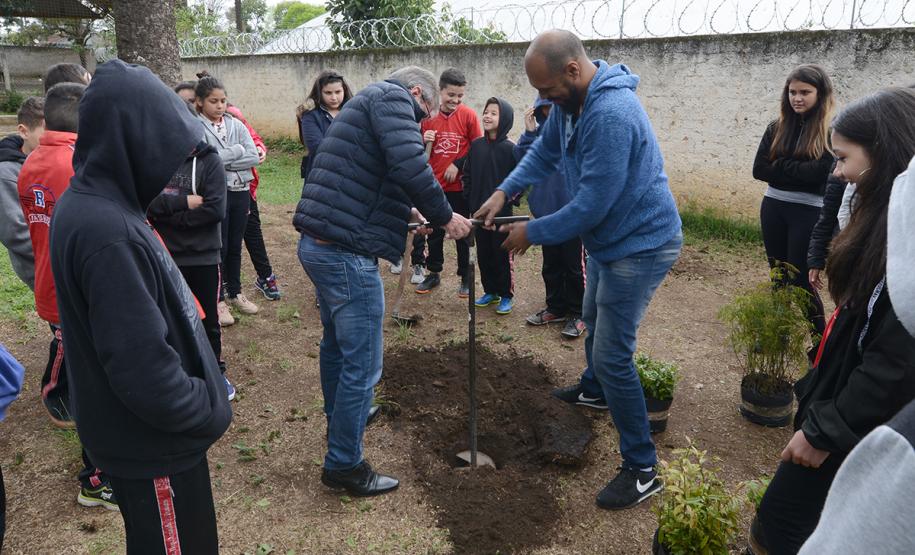 O presidente da Cohapar, Jorge Lange, participou nesta segunda-feira (23) do plantio de mudas de pitangueiras junto com alunos do Colégio Estadual Arnaldo Faivro Busato, em Pinhais. O ato simbólico faz parte de uma série de ações em alusão ao programa Paraná Mais Verde, que consiste no plantio de 413 mil mudas nativas nos 399 municípios paranaenses.