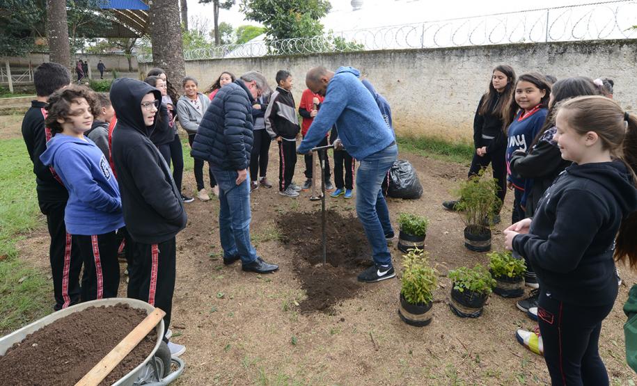 O presidente da Cohapar, Jorge Lange, participou nesta segunda-feira (23) do plantio de mudas de pitangueiras junto com alunos do Colégio Estadual Arnaldo Faivro Busato, em Pinhais. O ato simbólico faz parte de uma série de ações em alusão ao programa Paraná Mais Verde, que consiste no plantio de 413 mil mudas nativas nos 399 municípios paranaenses.