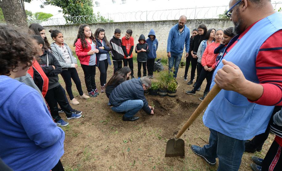 O presidente da Cohapar, Jorge Lange, participou nesta segunda-feira (23) do plantio de mudas de pitangueiras junto com alunos do Colégio Estadual Arnaldo Faivro Busato, em Pinhais. O ato simbólico faz parte de uma série de ações em alusão ao programa Paraná Mais Verde, que consiste no plantio de 413 mil mudas nativas nos 399 municípios paranaenses.