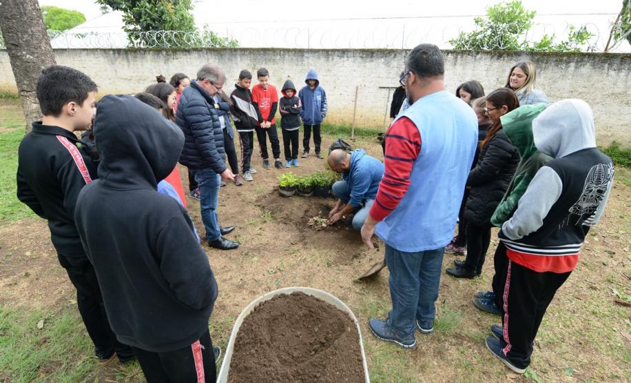 O presidente da Cohapar, Jorge Lange, participou nesta segunda-feira (23) do plantio de mudas de pitangueiras junto com alunos do Colégio Estadual Arnaldo Faivro Busato, em Pinhais. O ato simbólico faz parte de uma série de ações em alusão ao programa Paraná Mais Verde, que consiste no plantio de 413 mil mudas nativas nos 399 municípios paranaenses.