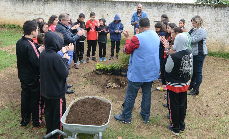 O presidente da Cohapar, Jorge Lange, participou nesta segunda-feira (23) do plantio de mudas de pitangueiras junto com alunos do Colégio Estadual Arnaldo Faivro Busato, em Pinhais. O ato simbólico faz parte de uma série de ações em alusão ao programa Paraná Mais Verde, que consiste no plantio de 413 mil mudas nativas nos 399 municípios paranaenses.