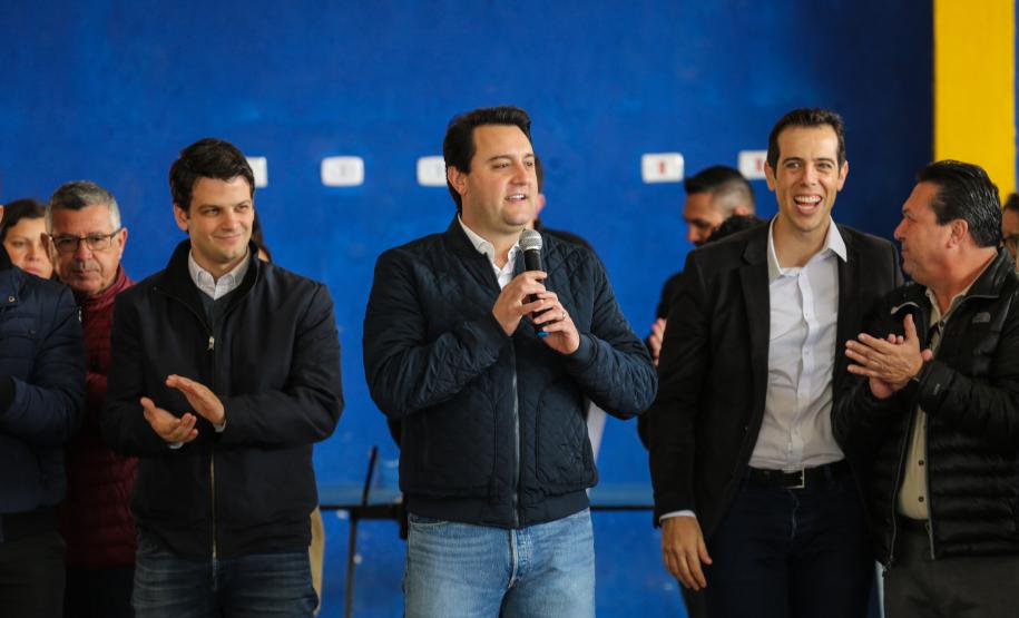 Cohapar participa de lançamento do programa Paraná Mais Verde O presidente da Cohapar, Jorge Lange, participou nesta segunda-feira (23) do plantio de mudas de pitangueiras junto com alunos do Colégio Estadual Arnaldo Faivro Busato, em Pinhais. O ato simbólico faz parte de uma série de ações em alusão ao programa Paraná Mais Verde, que consiste no plantio de 413 mil mudas nativas nos 399 municípios paranaenses.