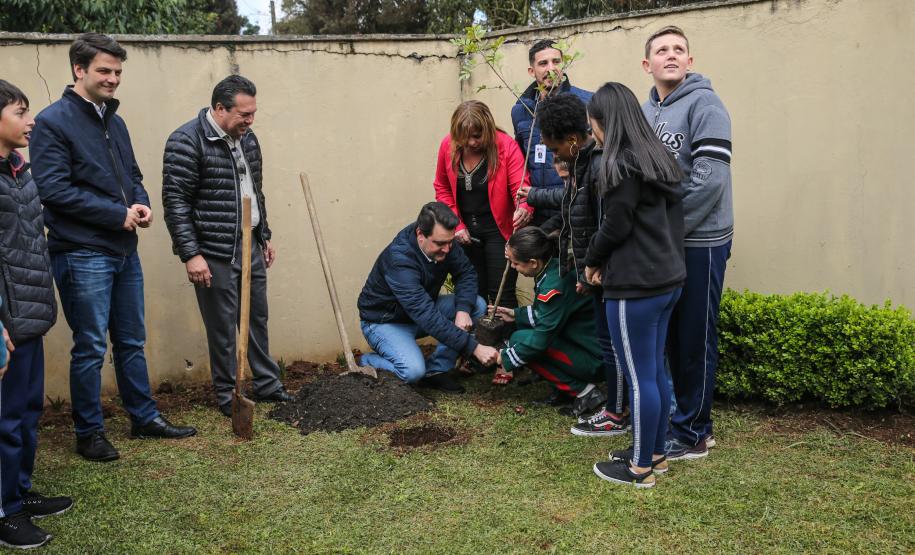Cohapar participa de lançamento do programa Paraná Mais Verde O presidente da Cohapar, Jorge Lange, participou nesta segunda-feira (23) do plantio de mudas de pitangueiras junto com alunos do Colégio Estadual Arnaldo Faivro Busato, em Pinhais. O ato simbólico faz parte de uma série de ações em alusão ao programa Paraná Mais Verde, que consiste no plantio de 413 mil mudas nativas nos 399 municípios paranaenses.