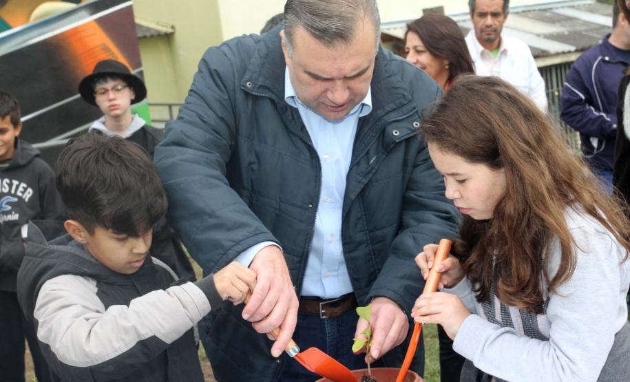 O presidente da Cohapar, Jorge Lange, participou nesta segunda-feira (23) do plantio de mudas de pitangueiras junto com alunos do Colégio Estadual Arnaldo Faivro Busato, em Pinhais. O ato simbólico faz parte de uma série de ações em alusão ao programa Paraná Mais Verde, que consiste no plantio de 413 mil mudas nativas nos 399 municípios paranaenses.