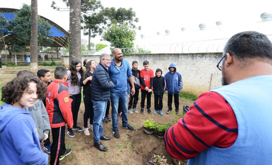 O presidente da Cohapar, Jorge Lange, participou nesta segunda-feira (23) do plantio de mudas de pitangueiras junto com alunos do Colégio Estadual Arnaldo Faivro Busato, em Pinhais. O ato simbólico faz parte de uma série de ações em alusão ao programa Paraná Mais Verde, que consiste no plantio de 413 mil mudas nativas nos 399 municípios paranaenses.