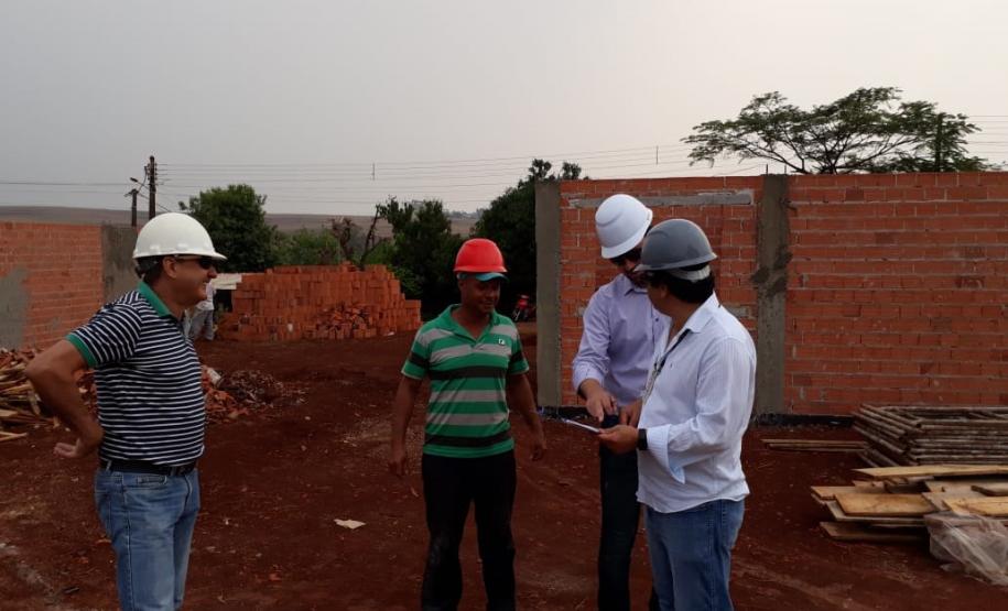 Construção de casas para famílias carentes avança na região Centro-Oeste do Paraná Avançam rápido as obras de construção de casas populares do programa Família Paranaense na região Centro-Oeste do estado. Nesta terça-feira (24), técnicos da Cohapar vistoriaram o andamento da construção de 30 imóveis em Barbosa Ferraz e outros 30 em Corumbataí do Sul, que são destinados ao atendimento de famílias em situação de vulnerabilidade social nos municípios.