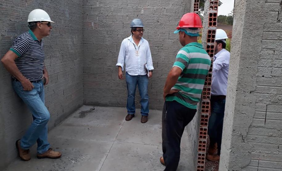 Construção de casas para famílias carentes avança na região Centro-Oeste do Paraná Avançam rápido as obras de construção de casas populares do programa Família Paranaense na região Centro-Oeste do estado. Nesta terça-feira (24), técnicos da Cohapar vistoriaram o andamento da construção de 30 imóveis em Barbosa Ferraz e outros 30 em Corumbataí do Sul, que são destinados ao atendimento de famílias em situação de vulnerabilidade social nos municípios.