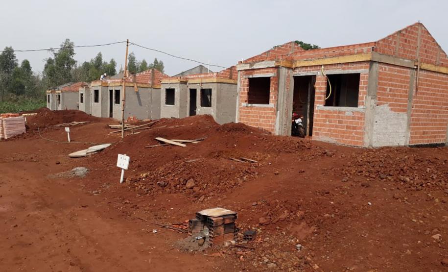 Construção de casas para famílias carentes avança na região Centro-Oeste do Paraná Avançam rápido as obras de construção de casas populares do programa Família Paranaense na região Centro-Oeste do estado. Nesta terça-feira (24), técnicos da Cohapar vistoriaram o andamento da construção de 30 imóveis em Barbosa Ferraz e outros 30 em Corumbataí do Sul, que são destinados ao atendimento de famílias em situação de vulnerabilidade social nos municípios.