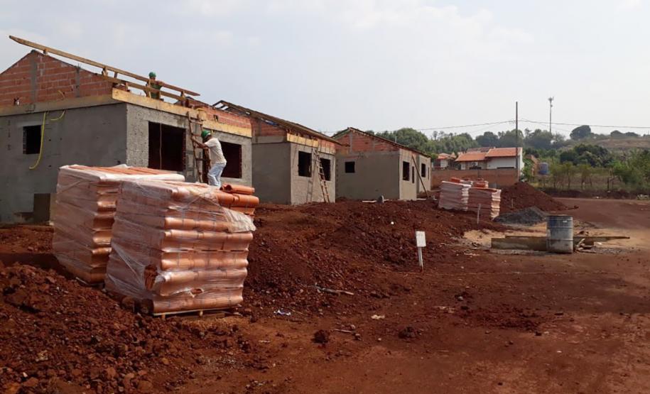 Construção de casas para famílias carentes avança na região Centro-Oeste do Paraná Avançam rápido as obras de construção de casas populares do programa Família Paranaense na região Centro-Oeste do estado. Nesta terça-feira (24), técnicos da Cohapar vistoriaram o andamento da construção de 30 imóveis em Barbosa Ferraz e outros 30 em Corumbataí do Sul, que são destinados ao atendimento de famílias em situação de vulnerabilidade social nos municípios.