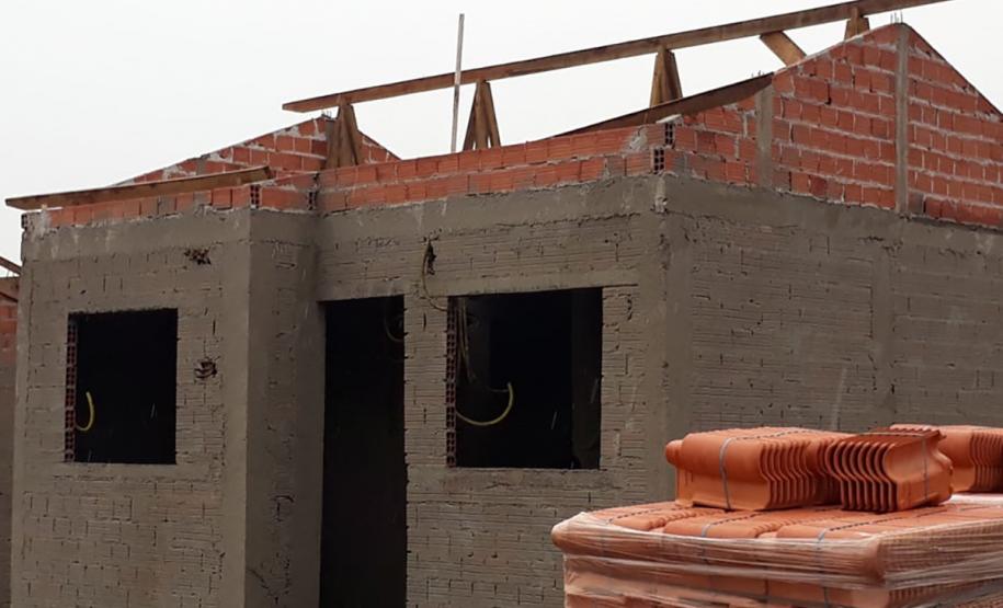 Construção de casas para famílias carentes avança na região Centro-Oeste do Paraná Avançam rápido as obras de construção de casas populares do programa Família Paranaense na região Centro-Oeste do estado. Nesta terça-feira (24), técnicos da Cohapar vistoriaram o andamento da construção de 30 imóveis em Barbosa Ferraz e outros 30 em Corumbataí do Sul, que são destinados ao atendimento de famílias em situação de vulnerabilidade social nos municípios.