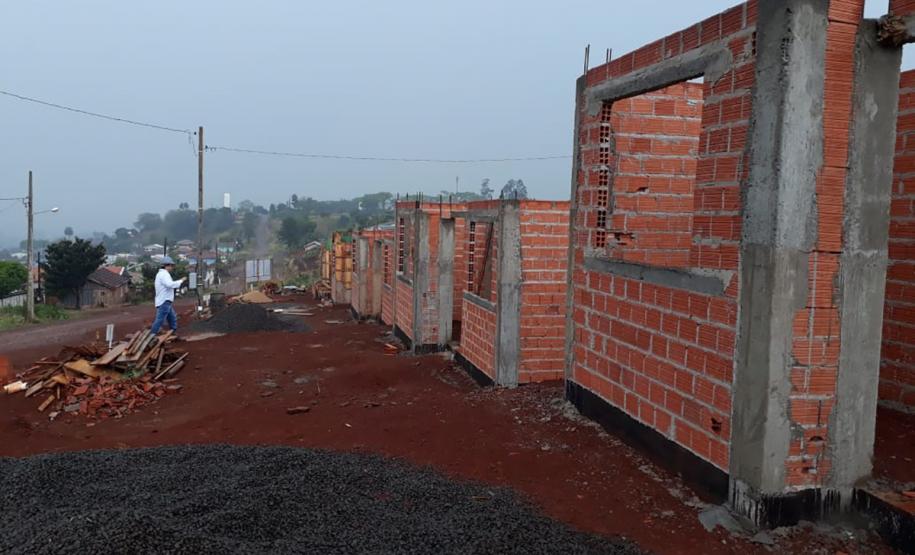 Construção de casas para famílias carentes avança na região Centro-Oeste do Paraná Avançam rápido as obras de construção de casas populares do programa Família Paranaense na região Centro-Oeste do estado. Nesta terça-feira (24), técnicos da Cohapar vistoriaram o andamento da construção de 30 imóveis em Barbosa Ferraz e outros 30 em Corumbataí do Sul, que são destinados ao atendimento de famílias em situação de vulnerabilidade social nos municípios.