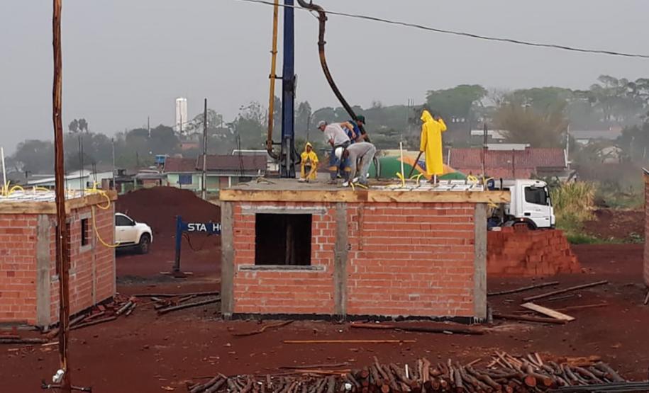 Construção de casas para famílias carentes avança na região Centro-Oeste do Paraná Avançam rápido as obras de construção de casas populares do programa Família Paranaense na região Centro-Oeste do estado. Nesta terça-feira (24), técnicos da Cohapar vistoriaram o andamento da construção de 30 imóveis em Barbosa Ferraz e outros 30 em Corumbataí do Sul, que são destinados ao atendimento de famílias em situação de vulnerabilidade social nos municípios.