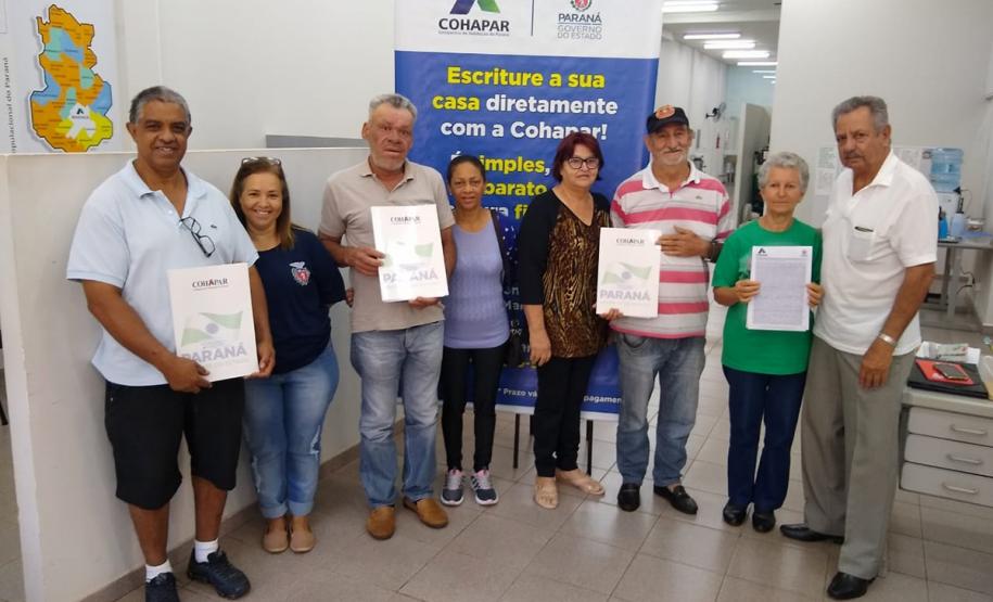 Cohapar entrega escrituras de imóveis na região Noroeste Famílias de Floraí, Ibiporã, Ivatuba e Marialva, na região de Maringá, receberam nesta semana as escrituras de propriedade de seus imóveis. Elas foram beneficiadas pelo programa de Escrituração Direta da Cohapar, que é voltado a compradores de casas da empresa que já tenham quitado todas as prestações do financiamento imobiliário.