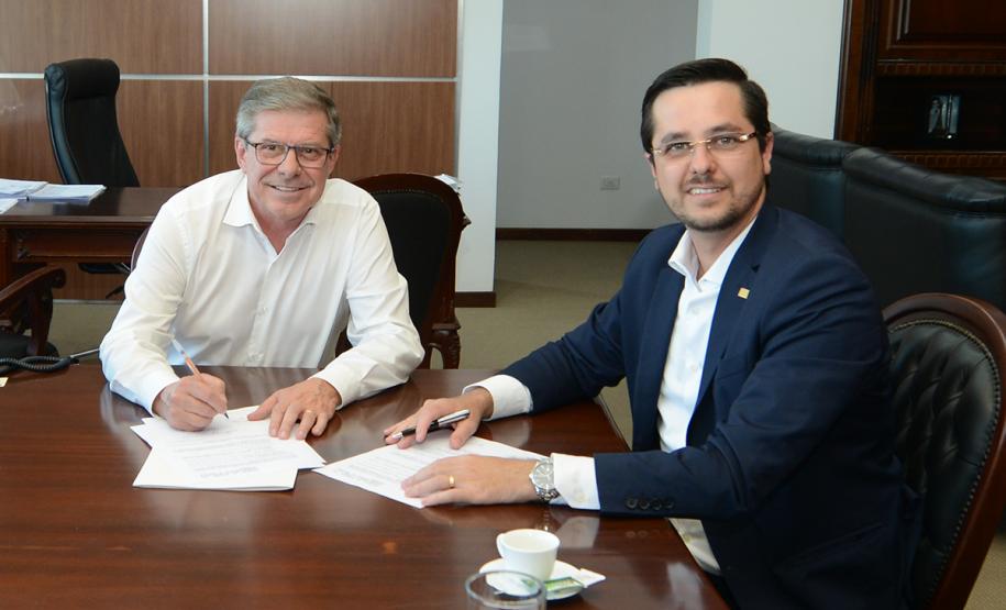 Representantes da Cohapar e do Banco do Brasil assinaram nesta terça-feira (1), em Curitiba, um protocolo de intenções para a construção de casas voltadas ao atendimento de produtores rurais beneficiários do Programa Nacional de Fortalecimento da Agricultura Familiar (PRONAF).