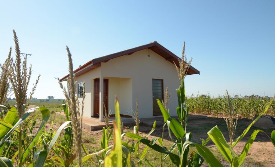 Representantes da Cohapar e do Banco do Brasil assinaram nesta terça-feira (1), em Curitiba, um protocolo de intenções para a construção de casas voltadas ao atendimento de produtores rurais beneficiários do Programa Nacional de Fortalecimento da Agricultura Familiar (PRONAF).