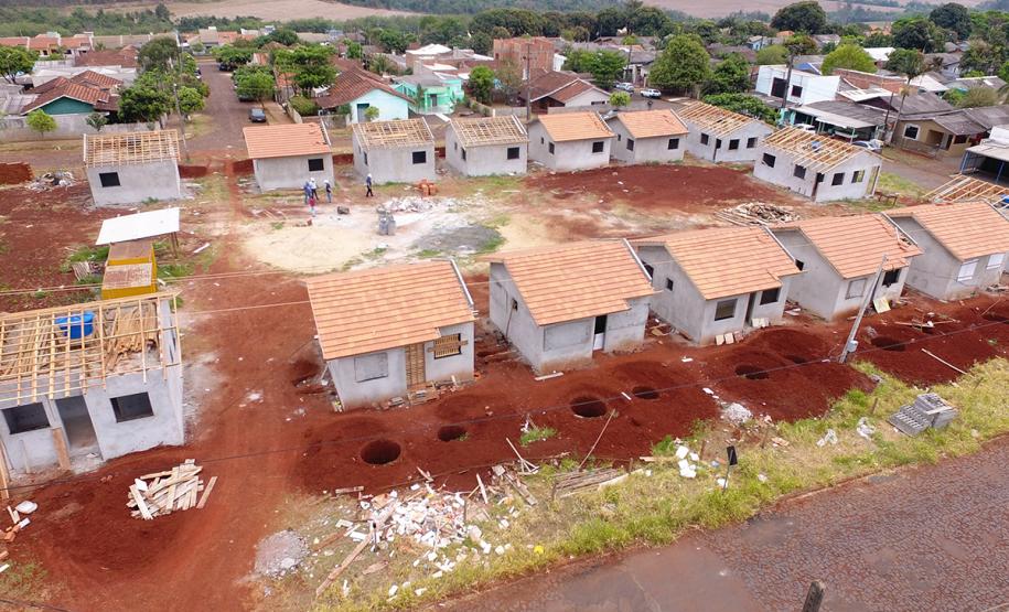 Medianeira
Em apenas uma semana, técnicos da Cohapar de Curitiba visitaram as obras de construção de casas populares em 22 municípios do estado. A iniciativa faz parte de um novo modelo de gestão da companhia que visa garantir a qualidade das construções e a celeridade na execução dos trabalhos nos mais diferentes projetos em que a empresa possui participação.