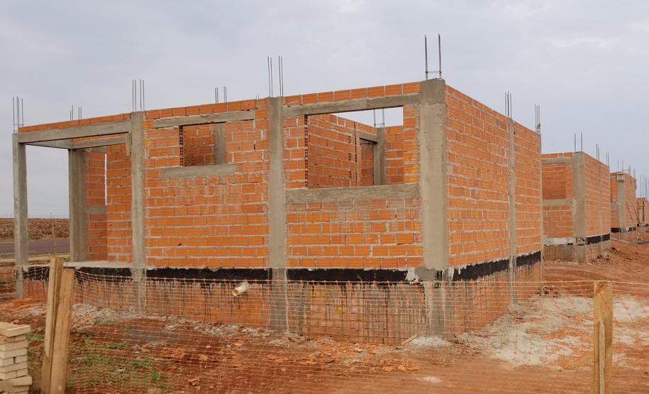 Pato Bragado
Em apenas uma semana, técnicos da Cohapar de Curitiba visitaram as obras de construção de casas populares em 22 municípios do estado. A iniciativa faz parte de um novo modelo de gestão da companhia que visa garantir a qualidade das construções e a celeridade na execução dos trabalhos nos mais diferentes projetos em que a empresa possui participação.