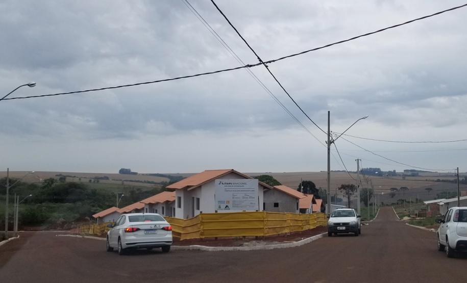 Santa Tereza do Oeste
Em apenas uma semana, técnicos da Cohapar de Curitiba visitaram as obras de construção de casas populares em 22 municípios do estado. A iniciativa faz parte de um novo modelo de gestão da companhia que visa garantir a qualidade das construções e a celeridade na execução dos trabalhos nos mais diferentes projetos em que a empresa possui participação.
