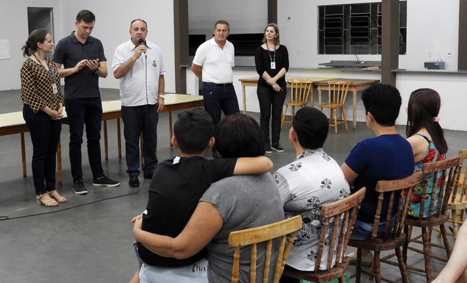 No dia 11 de outubro, mutuários, compradores ou ocupantes de imóveis financiados pela Cohapar em Quatro Pontes devem apresentar a documentação necessária para dar início ao processo de escrituração direta da companhia. O serviço é oferecido pela empresa a custos reduzidos e condições facilitadas de pagamento, além da possibilidade de isenção do pagamento de taxas municipais para quem precisa registrar a propriedade da moradia em cartório.