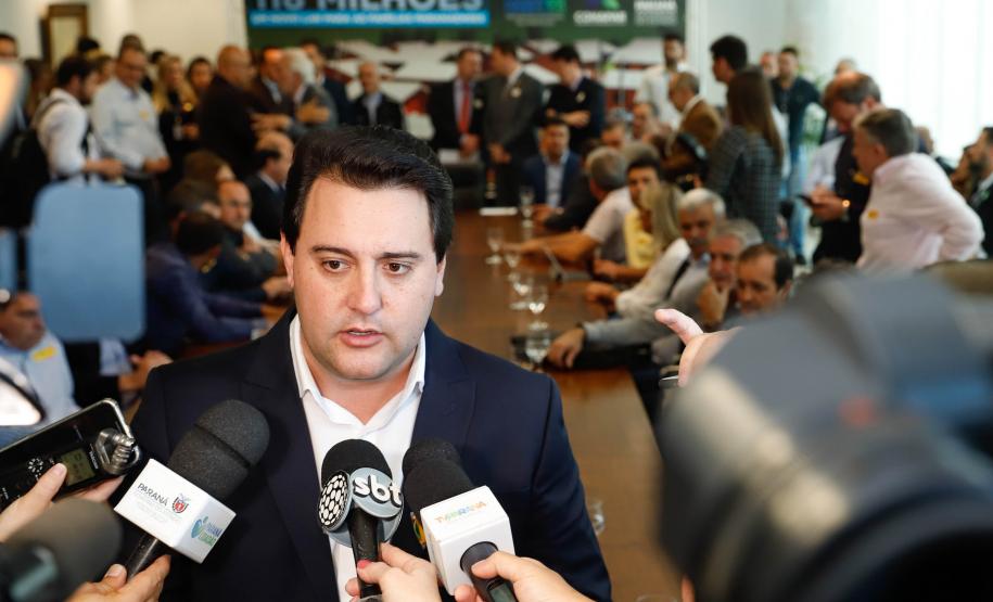 Governador confirma 1.494 novas moradias para 33 municípios O governador Carlos Massa Ratinho Junior confirmou nesta quarta-feira (9) mais 1.494 novas casas populares para moradores de 33 municípios paranaenses. São imóveis financiados, casas repassadas gratuitamente a famílias de baixa renda e condomínios para pessoas idosas. O investimento é de R$ 118 milhões, com recursos do Tesouro Estadual, por meio do programa Habita Paraná, e de financiamento do Banco Interamericano de Desenvolvimento (BID).