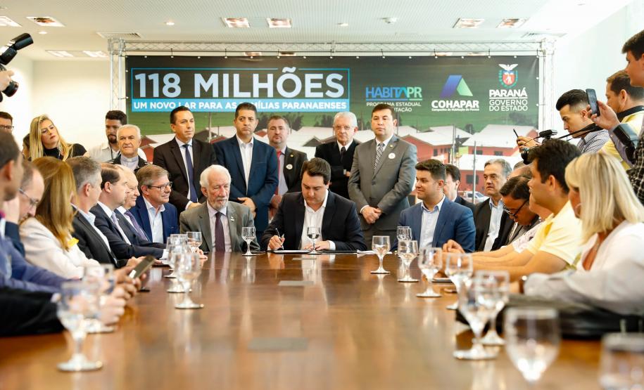 Governador confirma 1.494 novas moradias para 33 municípios O governador Carlos Massa Ratinho Junior confirmou nesta quarta-feira (9) mais 1.494 novas casas populares para moradores de 33 municípios paranaenses. São imóveis financiados, casas repassadas gratuitamente a famílias de baixa renda e condomínios para pessoas idosas. O investimento é de R$ 118 milhões, com recursos do Tesouro Estadual, por meio do programa Habita Paraná, e de financiamento do Banco Interamericano de Desenvolvimento (BID).