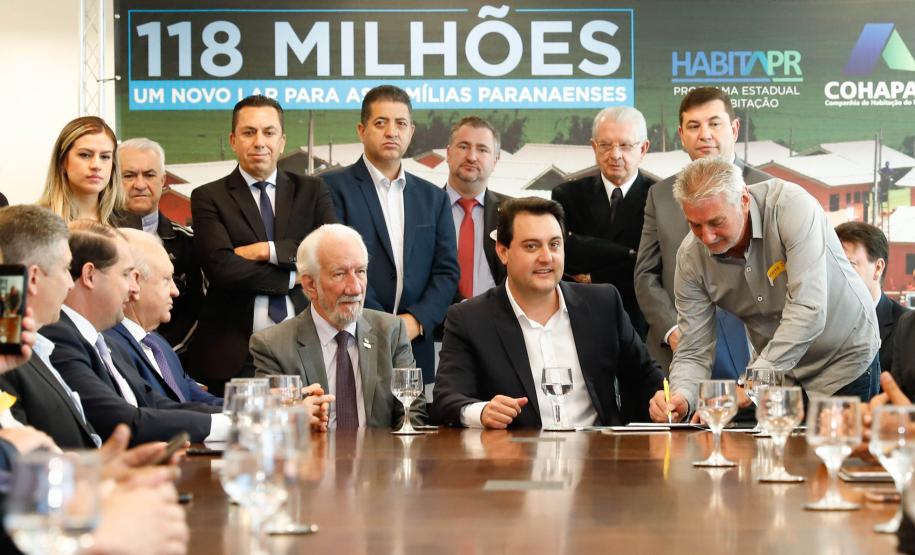 Governador confirma 1.494 novas moradias para 33 municípios O governador Carlos Massa Ratinho Junior confirmou nesta quarta-feira (9) mais 1.494 novas casas populares para moradores de 33 municípios paranaenses. São imóveis financiados, casas repassadas gratuitamente a famílias de baixa renda e condomínios para pessoas idosas. O investimento é de R$ 118 milhões, com recursos do Tesouro Estadual, por meio do programa Habita Paraná, e de financiamento do Banco Interamericano de Desenvolvimento (BID).