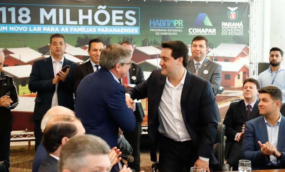 Governador confirma 1.494 novas moradias para 33 municípios O governador Carlos Massa Ratinho Junior confirmou nesta quarta-feira (9) mais 1.494 novas casas populares para moradores de 33 municípios paranaenses. São imóveis financiados, casas repassadas gratuitamente a famílias de baixa renda e condomínios para pessoas idosas. O investimento é de R$ 118 milhões, com recursos do Tesouro Estadual, por meio do programa Habita Paraná, e de financiamento do Banco Interamericano de Desenvolvimento (BID).