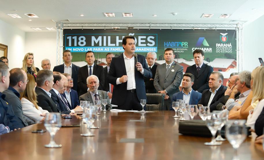 Governador confirma 1.494 novas moradias para 33 municípios O governador Carlos Massa Ratinho Junior confirmou nesta quarta-feira (9) mais 1.494 novas casas populares para moradores de 33 municípios paranaenses. São imóveis financiados, casas repassadas gratuitamente a famílias de baixa renda e condomínios para pessoas idosas. O investimento é de R$ 118 milhões, com recursos do Tesouro Estadual, por meio do programa Habita Paraná, e de financiamento do Banco Interamericano de Desenvolvimento (BID).