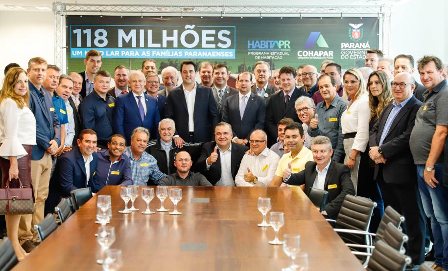 Governador confirma 1.494 novas moradias para 33 municípios O governador Carlos Massa Ratinho Junior confirmou nesta quarta-feira (9) mais 1.494 novas casas populares para moradores de 33 municípios paranaenses. São imóveis financiados, casas repassadas gratuitamente a famílias de baixa renda e condomínios para pessoas idosas. O investimento é de R$ 118 milhões, com recursos do Tesouro Estadual, por meio do programa Habita Paraná, e de financiamento do Banco Interamericano de Desenvolvimento (BID).